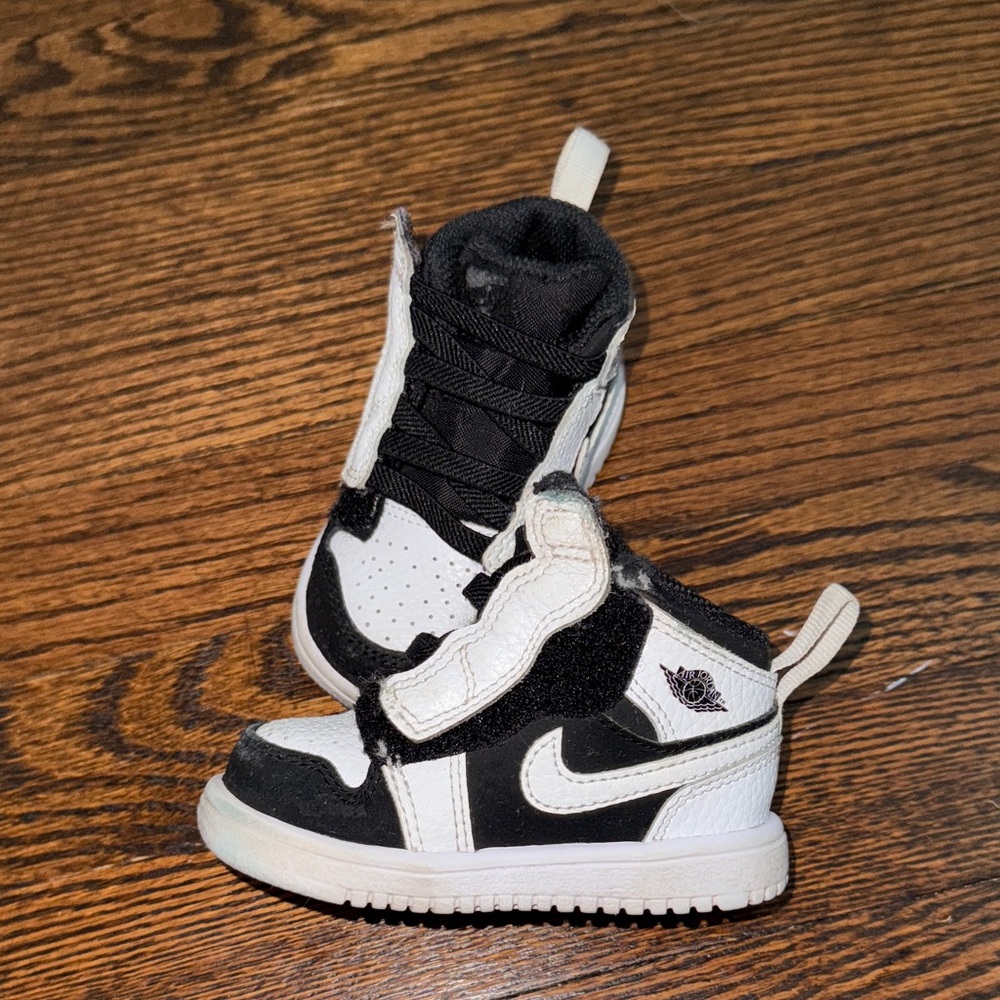 🖤🤍Air Jordan🤍🖤 EUC Baby Sized 4 Black/White Velcro Kicks.